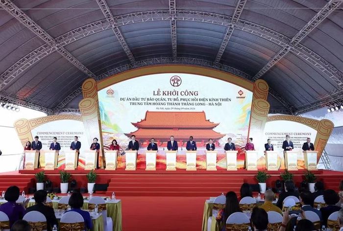 Tổng Bí thư, Chủ tịch nước Tô Lâm và các đại biểu thực hiện nghi thức khởi công Dự án đầu tư Bảo quản, tu bổ, phục hồi Điện Kính Thiên. Ảnh: Thống Nhất – TTXVN.