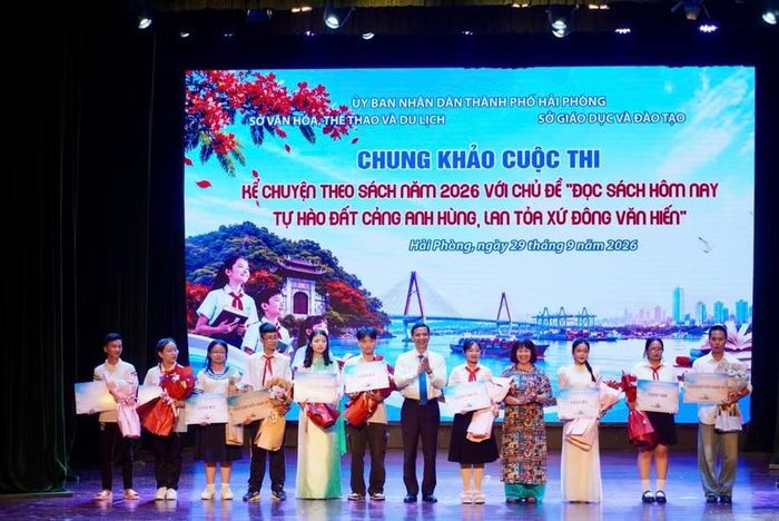 Ban tổ chức trao giải cho các đơn vị.