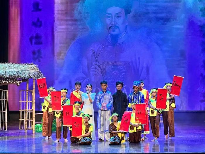 “Chu Văn An - Khuôn mặt người thầy: Đạo học sáng mãi xứ Đông” là phần thi của Trường THCS Nguyên Giáp – Phân hiệu 2 (xã Nguyên Giáp).