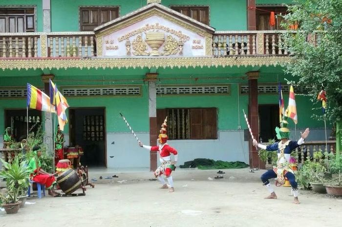 Điệu múa dân gian đặc sắc của đồng bào Khmer.