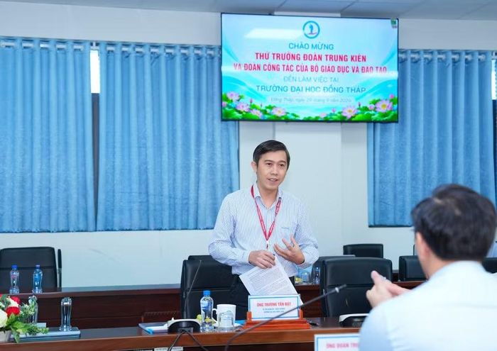 TS Trương Tấn Đạt, Bí thư Đảng ủy, Hiệu trưởng Trường Đại học Đồng Tháp chia sẻ tại buổi gặp gỡ.