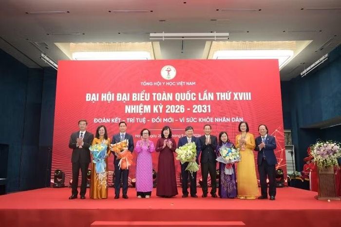 Tại Đại hội đại biểu toàn quốc lần thứ XVIII, nhiệm kỳ 2026–2031 của Tổng hội Y học Việt Nam. GS.TS.BS Nguyễn Vũ Quốc Huy (ngoài cùng bên trái) được bầu làm Phó Chủ tịch Tổng hội Y học Việt Nam phụ trách khu vực miền Trung – Tây Nguyên.