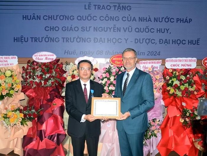 Ngài Đại sứ Olivier BROCHET trao Huân chương Công trạng Quốc gia, tước hiệu Hiệp sĩ cho GS.TS. Nguyễn Vũ Quốc Huy vào tháng 6/2024.