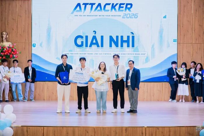 Giải nhì được trao cho nhóm MegaMind đến từ Trường Đại học Khoa học Tự nhiên (Đại học Quốc gia TPHCM). Ảnh: NTCC.
