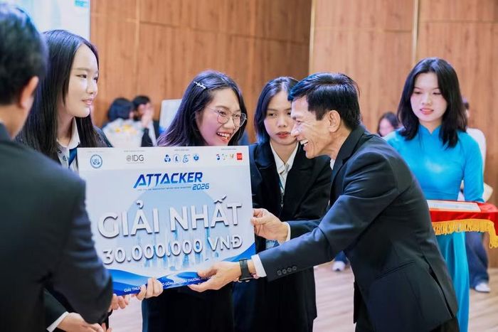 TS Trần Thanh Long, Phó Hiệu trưởng Trường Đại học Kinh tế - Luật trao giải nhất cho nhóm CocoMelon. Ảnh: NTCC.