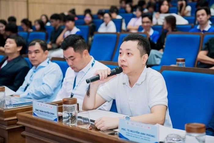 Ban giám khảo đánh giá các dự án, đồng thời mang đến cho thí sinh những chia sẻ và đóng góp hữu ích. Ảnh: NTCC.