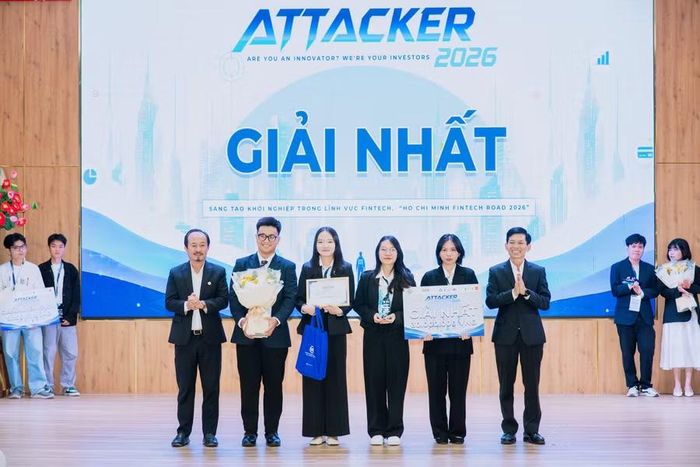 Giải nhất thuộc về nhóm CocoMelon gồm bốn thành viên đến từ Trường Đại học Kinh tế - Luật và Trường Đại học Công nghệ Thông tin, cùng thuộc Đại học Quốc gia TPHCM. Ảnh: NTCC.