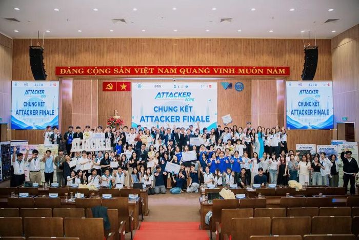 Ban tổ chức, ban giám khảo cùng các nhóm thí sinh tại chung kết cuộc thi học thuật ATTACKER 2026. Ảnh: NTCC.