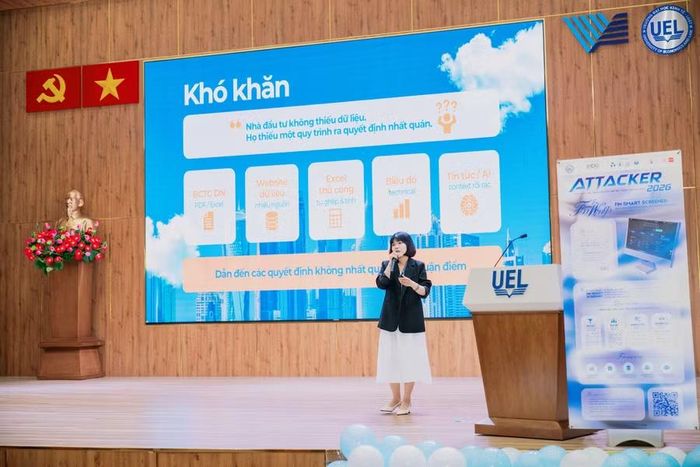 Các đội thi thuyết trình về dự án tại vòng chung kết. Ảnh: NTCC.
