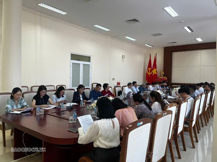 Quang ảnh buổi làm việc giữa đoàn với Giám đốc Sở Ngoại vụ thành phố Quảng Ninh, đại diện Ban Quản lý cửa khẩu và lực lượng Bộ đội Biên phòng tại khu vực cửa khẩu Móng Cái, thành phố Quảng Ninh. (Ảnh: Phạm Anh)