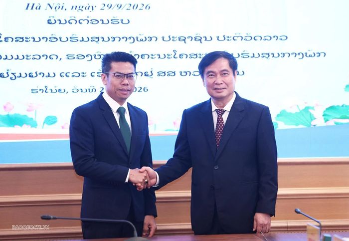 Đồng chí Phan Xuân Thuỷ, Phó Trưởng Ban Tuyên giáo Trung ương và đồng chí Sakhone Phommalath, Phó Trưởng Ban Tuyên huấn Trung ương Đảng Nhân dân cách mạng Lào. (Ảnh: Thành Long)