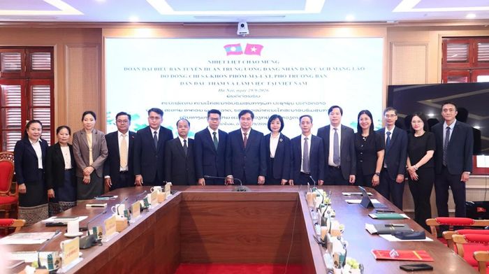 Các đại biểu Ban Tuyên giáo Trung ương và Ban Tuyên huấn Trung ương Đảng Nhân dân cách mạng Lào tham dự hội đàm. (Ảnh: Thành Long)