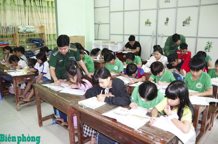 “Lớp học tình thương” do Đồn Biên phòng cửa khẩu cảng Bến Lức phụ trách có 2 thầy giáo đứng lớp. Ảnh: Lê Khoa