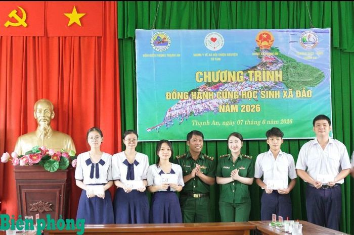 Cán bộ Đồn Biên phòng Thạnh An trao quà cho học sinh trong Chương trình “Đồng hành cùng học sinh xã đảo”. Ảnh: Quang Tiến