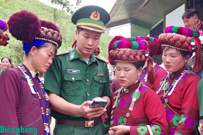 Cán bộ Đồn Biên phòng Vàng Ma Chải, Bộ đội Biên phòng tỉnh Lai Châu tuyên truyền và hướng dẫn người dân cách ứng dụng công nghệ số để tiếp cận thông tin một cách nhanh chóng, thuận tiện. Ảnh: Vi Hợi