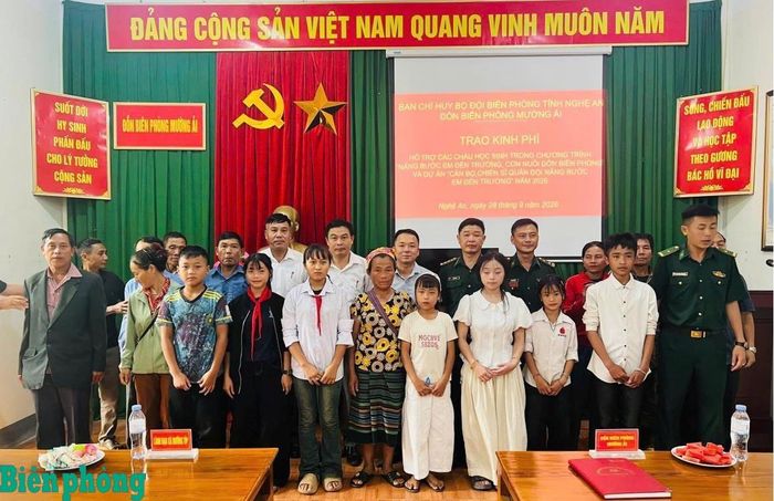 Cán bộ, chiến sĩ Đồn Biên phòng Mường Ải, chính quyền địa phương cùng các em học sinh tại buổi lễ. Ảnh: Hải Thượng