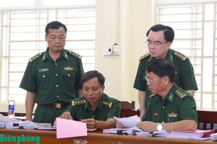 Các thành viên đoàn công tác kiểm tra từng chuyên ngành tại Ban Chỉ huy Biên phòng cửa khẩu cảng thành phố Hồ Chí Minh. Ảnh: Lê Khoa