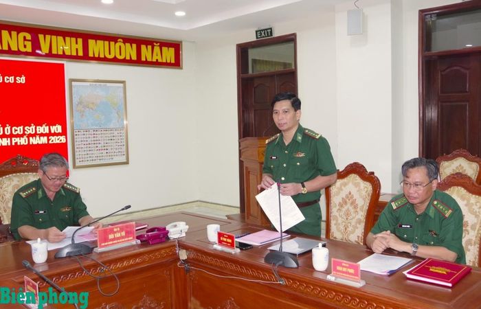 Đại tá Đỗ Vĩnh Thăng, Chính ủy Ban Chỉ huy Bộ đội Biên phòng thành phố Hồ Chí Minh báo cáo tình hình thực hiện Quy chế dân chủ ở cơ sở với đoàn công tác. Ảnh: Lê Khoa