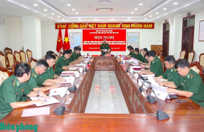 Đại tá Bùi Văn Vũ, Phó Chủ nhiệm Chính trị Bộ đội Biên phòng triển khai kế hoạch kiểm tra, nắm tình hình thực hiện Quy chế dân chủ ở cơ sở tại Bộ đội Biên phòng thành phố Hồ Chí Minh. Ảnh: Lê Khoa