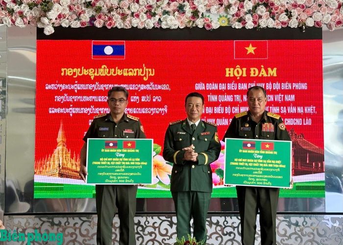 Ban Chỉ huy Bộ đội Biên phòng tỉnh Quảng Trị trao tặng vật chất, công cụ hỗ trợ cho Bộ Chỉ huy Quân sự tỉnh Savannakhet và Bộ Chỉ huy Quân sự tỉnh Salavan. Ảnh: Đình Tiến