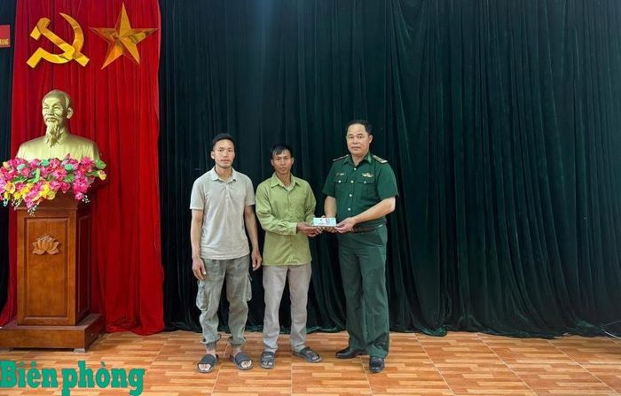 Thiếu tá Nông Văn Thiết trao trả lại tài sản cho anh Trần Công Trí. Ảnh: Anh Dũng