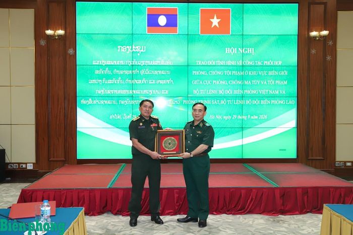 Thiếu tướng Đỗ Ngọc Cảnh tặng quà Thượng tá Amni Sisombath. Ảnh: Ngọc Lâm