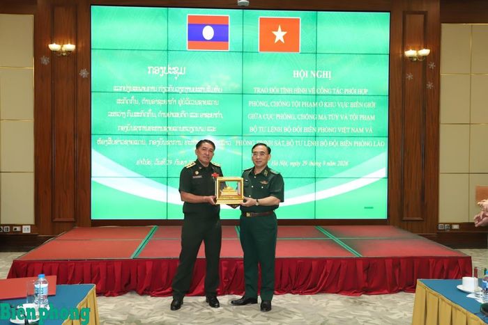 Thượng tá Amni Sisombath tặng quà Thiếu tướng Đỗ Ngọc Cảnh. Ảnh: Ngọc Lâm