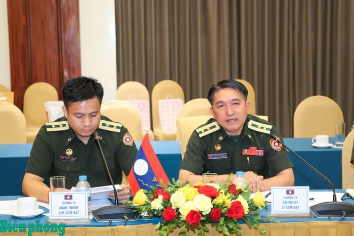 Thượng tá Amni Sisombath phát biểu tại hội nghị. Ảnh: Ngọc Lâm