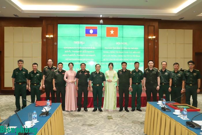 Các đại biểu chụp ảnh lưu niệm. Ảnh: Ngọc Lâm