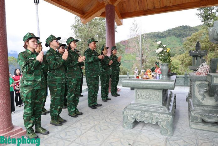 Đoàn công tác viếng Nhà bia ghi tên các Anh hùng liệt sĩ khu vực Huổi Luông. Ảnh: Tuấn Kiệt