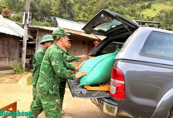 Cán bộ, chiến sĩ Đồn Biên phòng Ga Ry hỗ trợ người dân di dời tài sản tới nơi an toàn. Ảnh: Trúc Hà