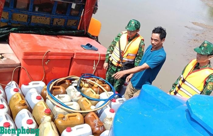 Tàu cá chở 1.300 lít chất lỏng nghi là dầu không có hóa đơn, chứng từ chứng minh nguồn gốc. Ảnh: Trần Giỏi