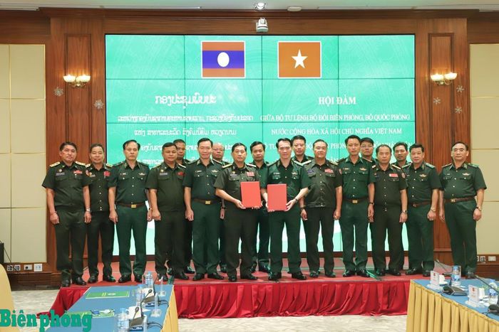 Trung tướng Vũ Trung Kiên và Thiếu tướng Ủn-Khăm Si-Vẻn-Vông-Sắc trao biên bản ghi nhớ hội đàm. Ảnh: Ngọc Lâm