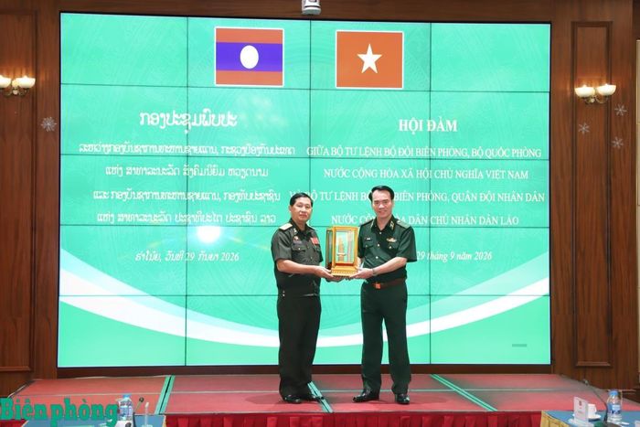 Thiếu tướng Ủn-Khăm Si-Vẻn-Vông-Sắc tặng quà Trung tướng Vũ Trung Kiên. Ảnh: Ngọc Lâm