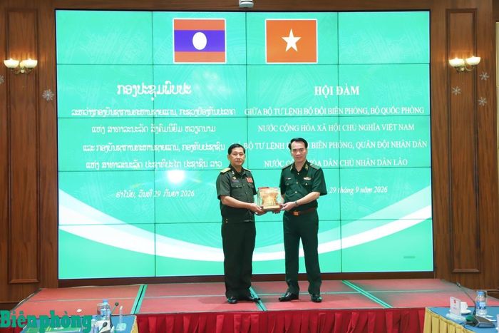 Trung tướng Vũ Trung Kiên tặng quà Thiếu tướng Ủn-Khăm Si-Vẻn-Vông-Sắc. Ảnh: Ngọc Lâm