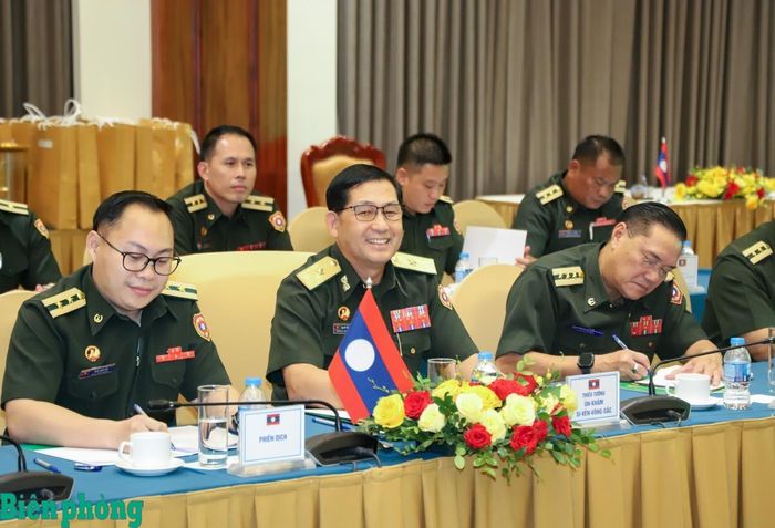 Thiếu tướng Ủn-Khăm Si-Vẻn-Vông-Sắc, Tư lệnh Bộ đội Biên phòng Lào phát biểu tại hội đàm. Ảnh: Ngọc Lâm
