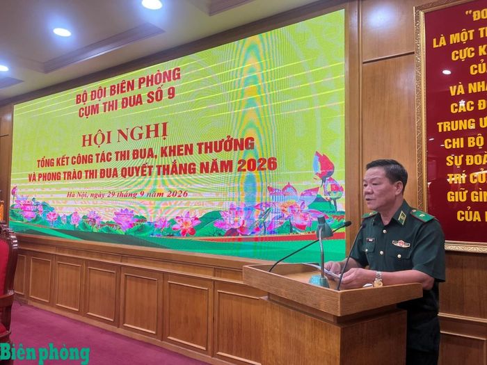 Thiếu tướng Văn Ngọc Quế, Phó Chủ nhiệm Chính trị Bộ đội Biên phòng, đại diện Cụm trưởng Cụm thi đua số 9 năm 2026 phát biểu tại hội nghị. Ảnh: Duy Khiêm