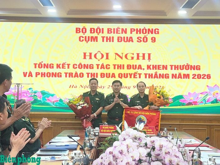 Thiếu tướng Võ Tiến Nghị tặng hoa chúc mừng Cụm thi đua số 9. Ảnh: Duy Khiêm
