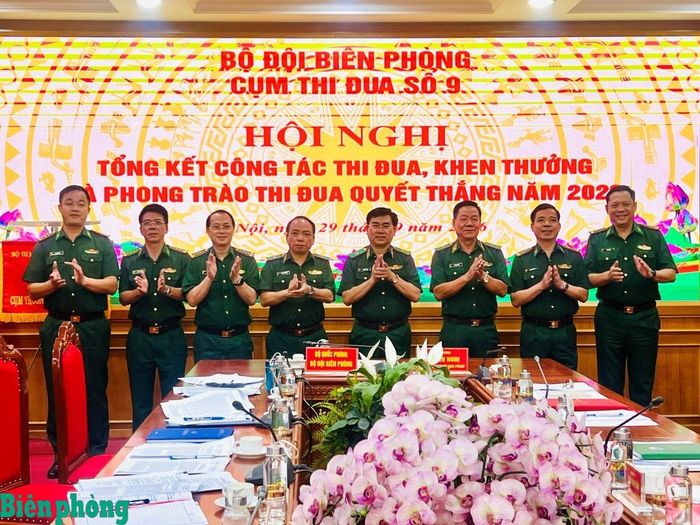 Thiếu tướng Võ Tiến Nghị và đại diện các đơn vị trong Cụm thi đua số 9 Bộ đội Biên phòng chụp ảnh lưu niệm. Ảnh: Duy Khiêm