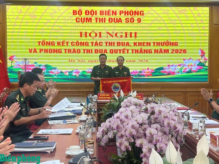 Cụm trưởng Cụm thi đua số 9 Bộ đội Biên phòng năm 2026 bàn giao Cụm trưởng Cụm thi đua số 9 năm 2027 cho Cục Trinh sát Bộ đội Biên phòng. Ảnh: Duy Khiêm