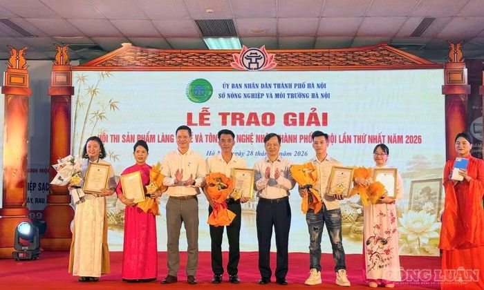 Ban tổ chức trao giải Nhất cho các tác giả