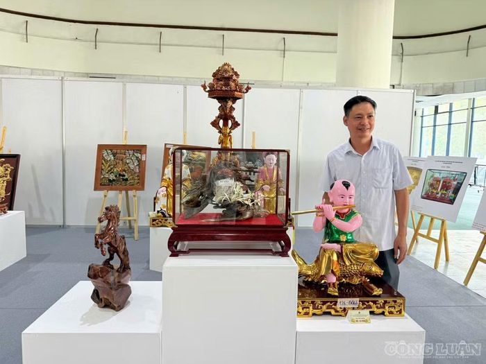 Người dân chụp hình bên tác phẩm làng nghề thủ công