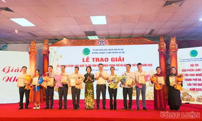 Ban tổ chức trao giải Ba cho các tác giả