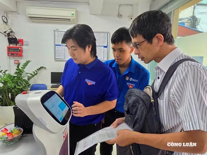 Hà Nội phát gần 10.000 phiếu đo lường sự hài lòng tại các sở, xã, phường. Ảnh: H. Đương