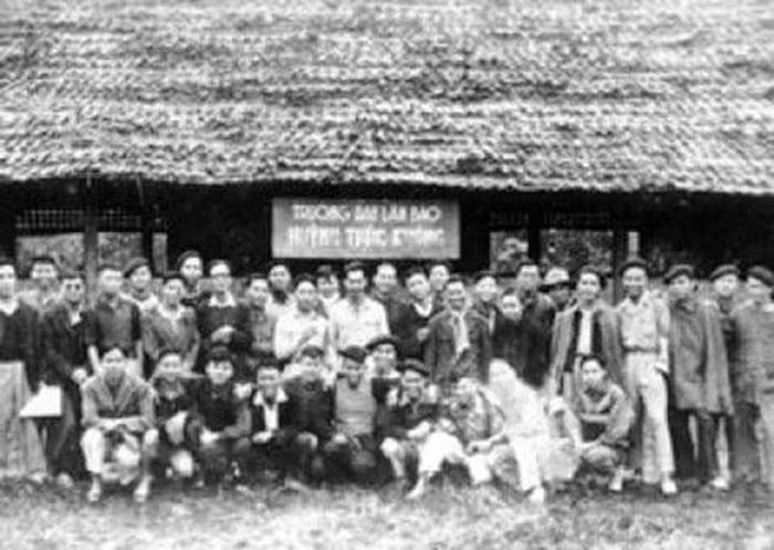 Lớp học viết báo Huỳnh Thúc Kháng.
