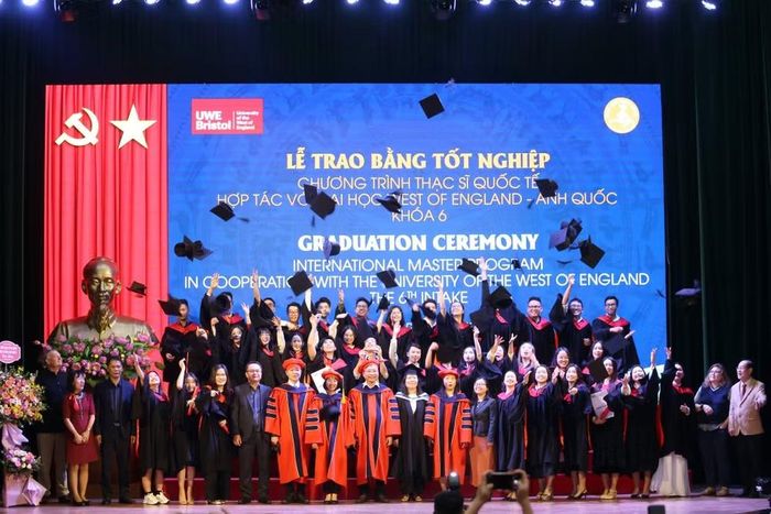 Học viện Ngân hàng trao bằng tốt nghiệp thạc sĩ quốc tế. Ảnh: BAV