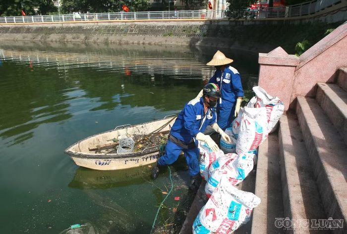 Tại nhiều vị trí, cá chết từ 1-2 ngày trước vẫn còn nổi trên mặt nước. Dưới thuyền của công nhân môi trường, các bao chứa cá chết được vớt lên đang được tập kết để đưa đi xử lý.
