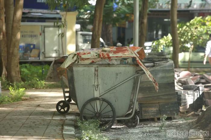 Các xe chở cá chết chờ đưa đi tiêu hủy cũng được tập kết tại khu vực, khiến không gian xung quanh hồ tiếp tục ngột ngạt bởi mùi tanh, hôi thối.