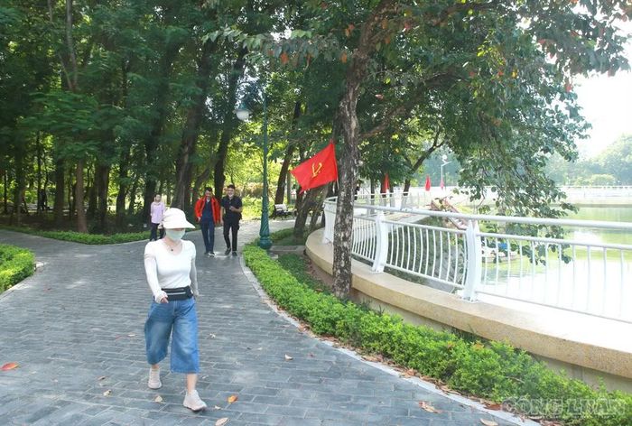 Theo bà Dung, trước đây mỗi lần đến công viên, bà thường đi bộ 2-3 vòng quanh hồ nhưng hiện chỉ dám đi một vòng vì mùi hôi quá nặng. Bà cho biết đây không phải lần đầu cá chết tại hồ. “Tháng 6 vừa rồi cá đã chết một lượt rồi, bây giờ là lượt thứ hai. Tháng 6 chết nhiều hơn, mấy hôm nay chết ít hơn. Trời nắng thì mùi bốc lên nhiều hơn trời râm mát. Nếu đi ngược chiều gió thì gần như không chịu nổi”, bà Dung chia sẻ.