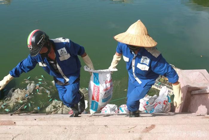 Theo ông Phúc, công nhân vệ sinh môi trường tại khu vực, tình trạng cá chết đã xuất hiện khoảng 1-2 ngày nay. Trước đó, hồ cũng từng xảy ra tình trạng cá chết và bốc mùi hôi.